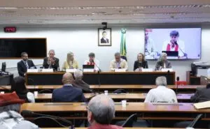 Emissoras comunitárias pressionam Congresso por outorgas, fomento e ampliação de potência para a democratização da comunicação