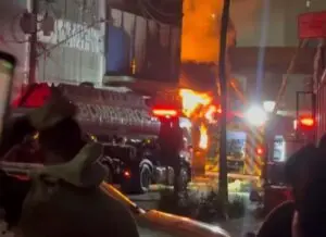Prédio comercial em São Paulo é atingido por incêndio e parte da estrutura desaba