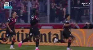 João Cruz marca um golaço de fora da área no jogo Athletico-PR x Vitória pela Copa do Brasil