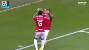 Johan Carbonero bate de primeira e abre o placar com belo gol no jogo entre Internacional e Remo pelo Brasileirão 2026