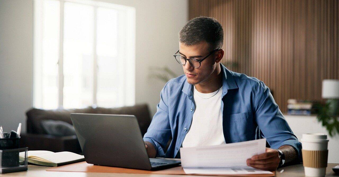 Jovem estudando, trabalhando, notebook - PeopleImages/Shutterstock.com