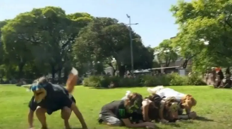 Jovens argentinos que se identifcam com animais