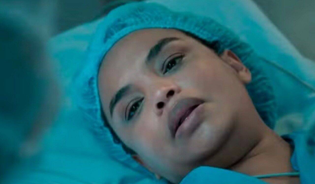Juli pede para Bela cuidar de seus quatro filhos em Por Você - Foto: Globo