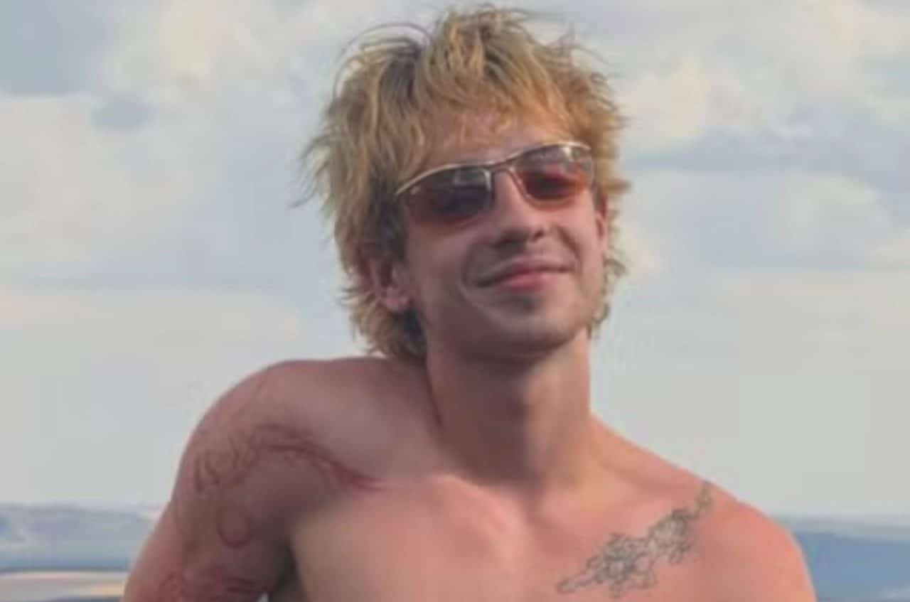 Acompanhado de atriz, Juliano Floss posa sem camisa e sonha com vida na Chapada dos Veadeiros