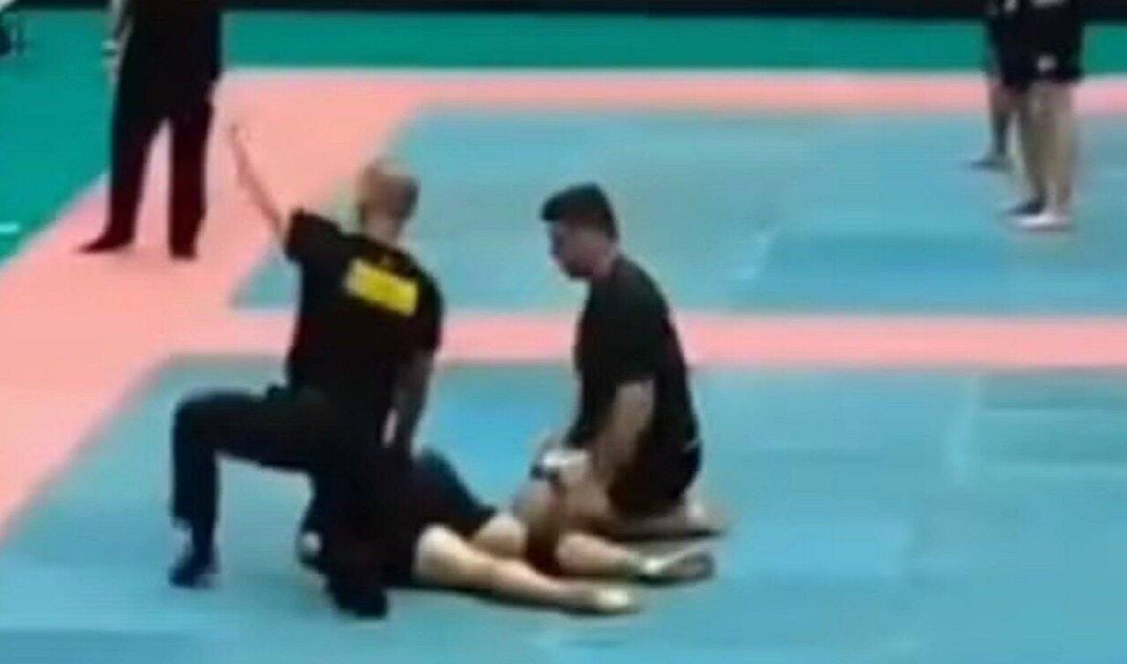 Kabuto recebe atendimento após sofrer grave lesão em campeonato de jiu-jitsu — Foto: Reprodução