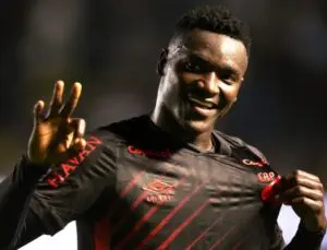 Valor milionário: Athletico-PR define preço de R$ 88 milhões para vender Kevin Viveros