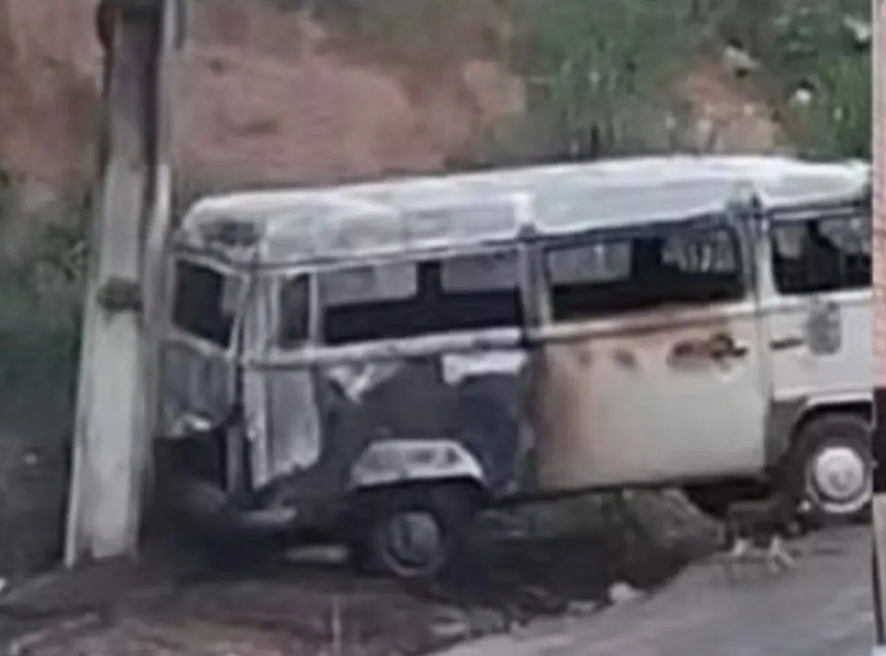 Kombi em chamas - rede social