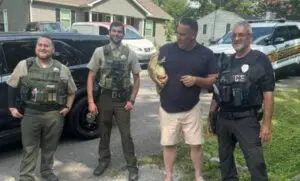 Lagarto-monitor-de-água volta para casa no Tennessee após quase um mês de fuga