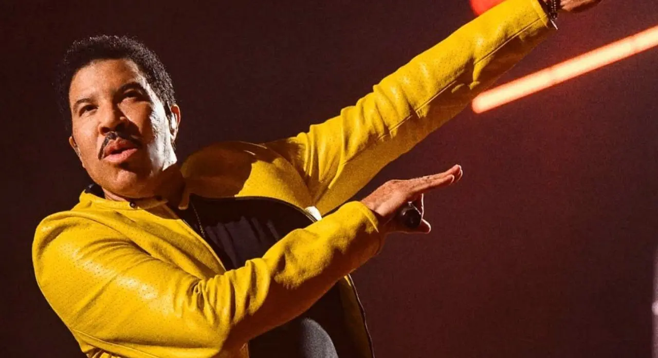 El cantante Lionel Richie es hospitalizado en Estados Unidos tras sentirse mal durante una actuación