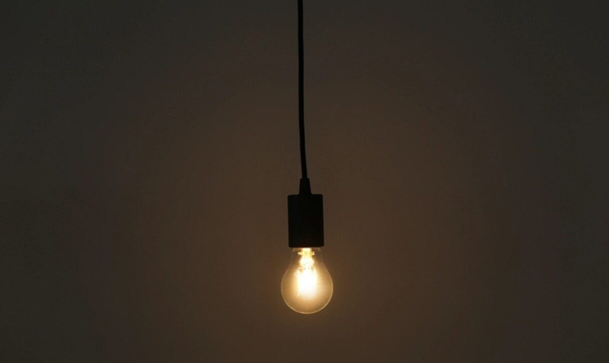 Luz, lâmpada - New Africa/Shutterstock.com