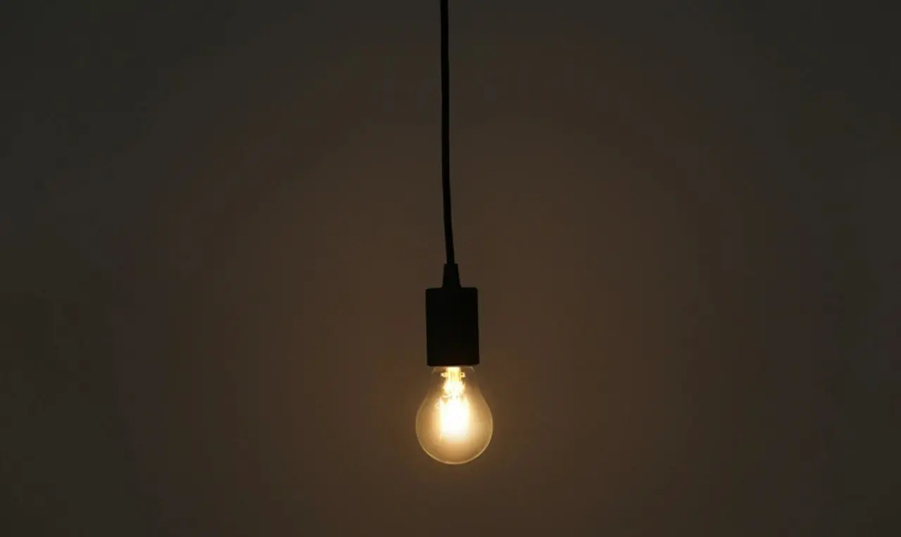 Luz, lâmpada - New Africa/Shutterstock.com