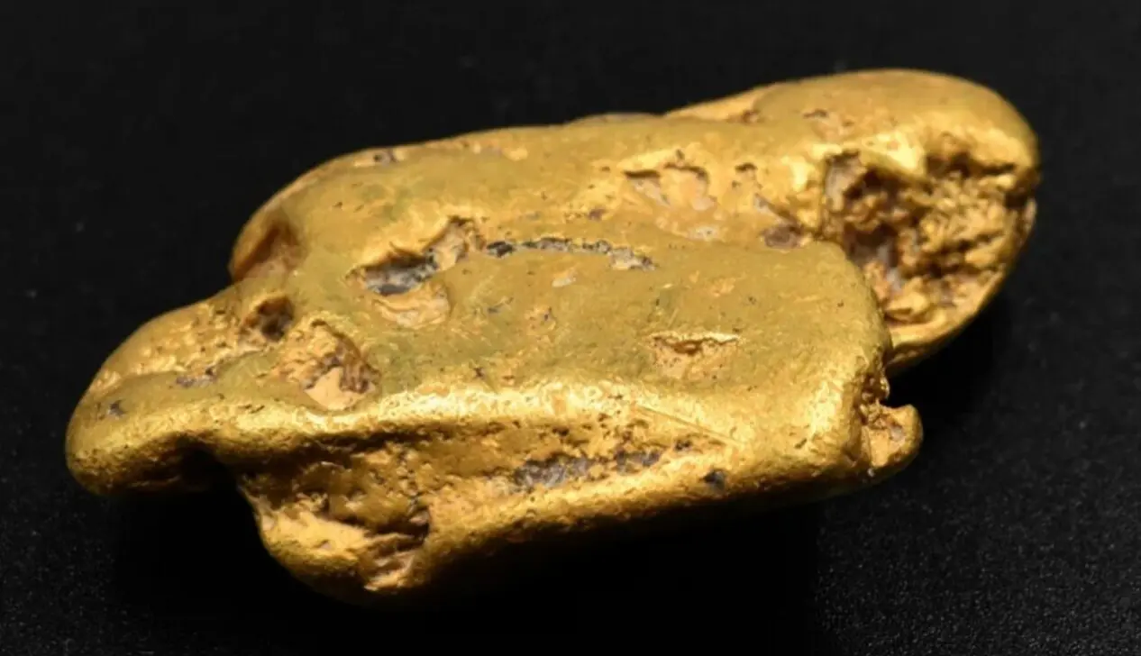 largest gold nugget in England with antique metal detector - Reproduction/Mullock Jones Auction House