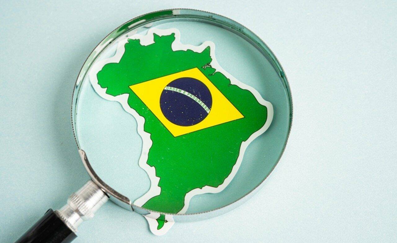 Mapa, desenho do Brasil e lupa - sasirin pamai / Shutterstock.com
