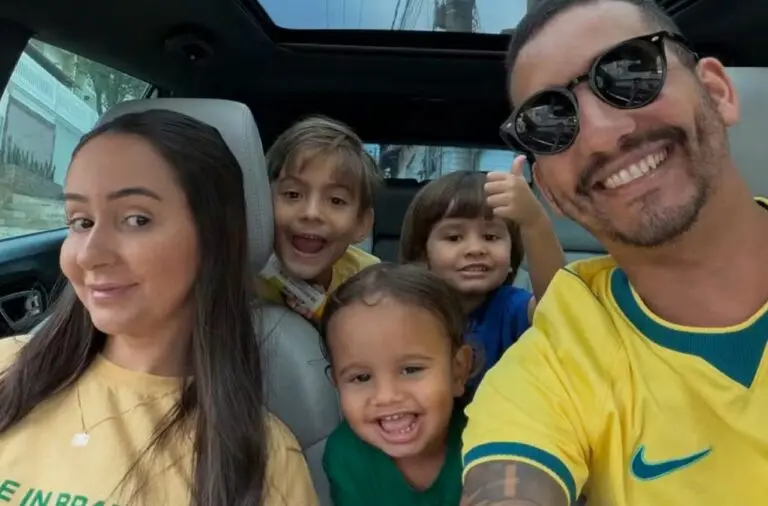 Marta Oliveira com o marido e os três filhos - Instagram
