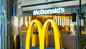McDonald’s lança McLanche Feliz com Hello Kitty e Godzilla em nova coleção de brinquedos