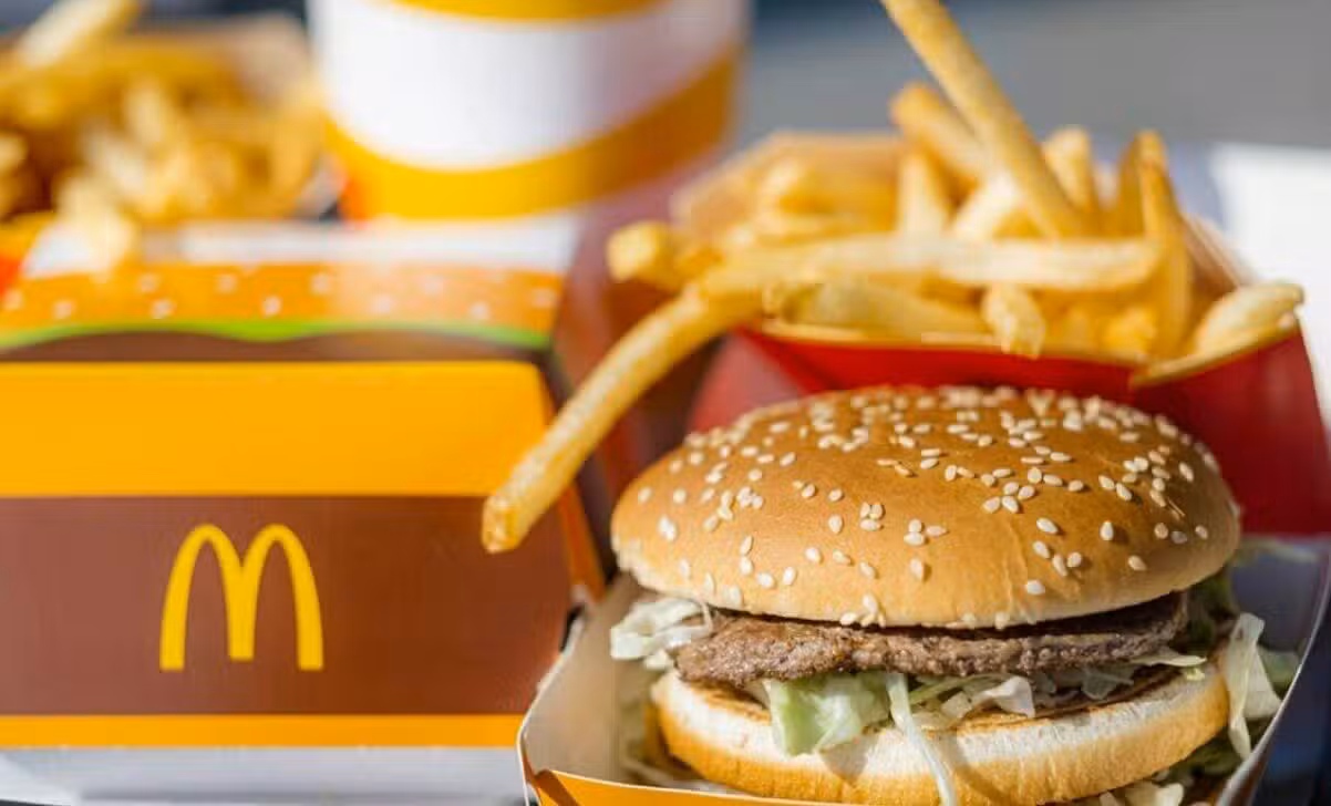 McDonald's, Hamburguer, batata frita, lanche, fast food - Natali Kuzina / Shutterstock.com