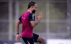 Sem renovar contrato, Memphis Depay é desfalque no Corinthians para jogo da Libertadores