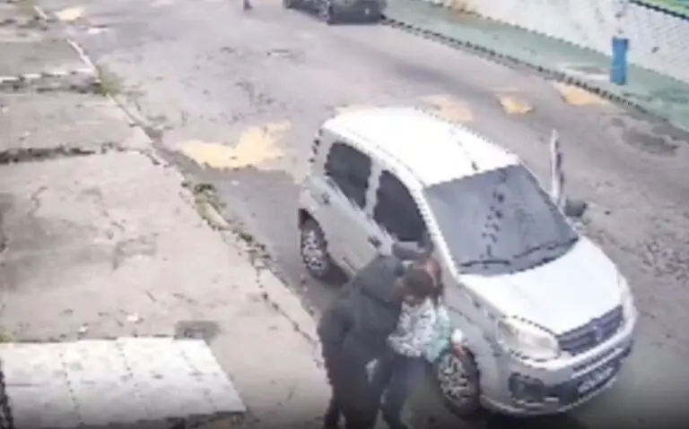 Menina sendo assaltada - reprodução