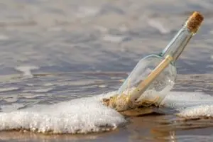 After 53 years, a message in a bottle reveals the fate of a girl and generates an emotional reunion