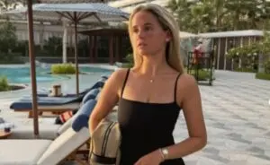 Influencer Molly-Mae Hague se assusta com ataque de ave durante refeição em hotel de luxo em Dubai