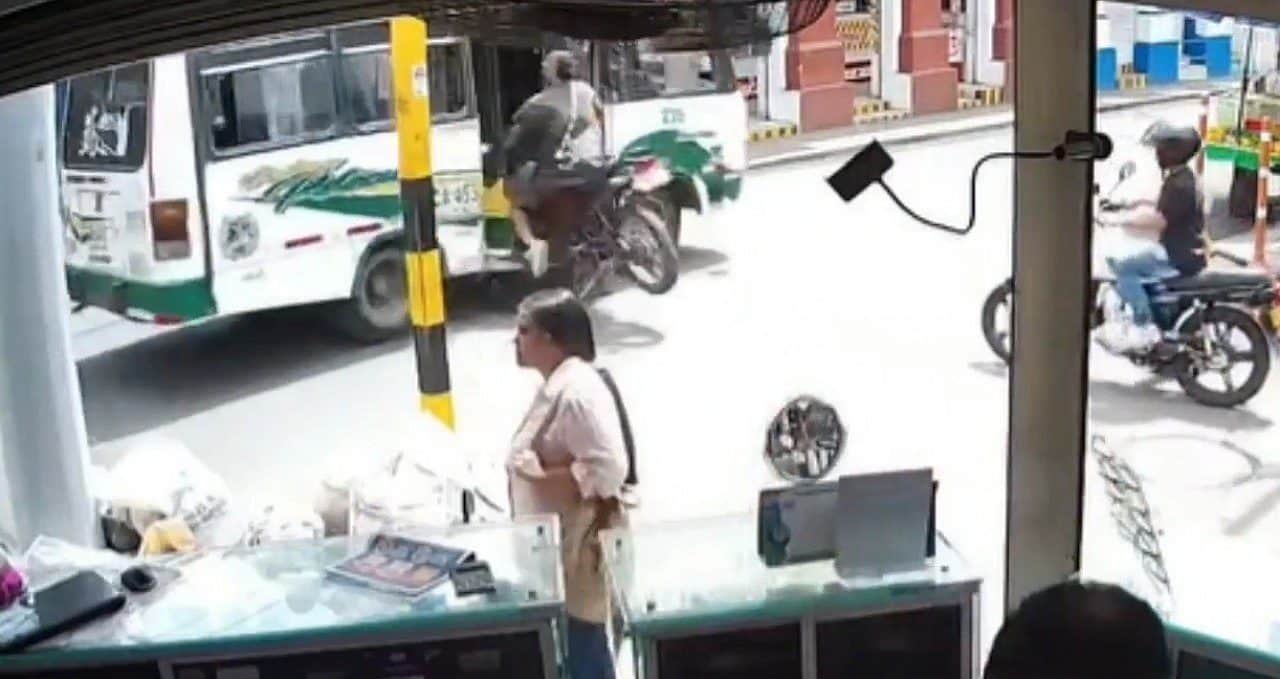 motociclista bateu contra um ônibus - X