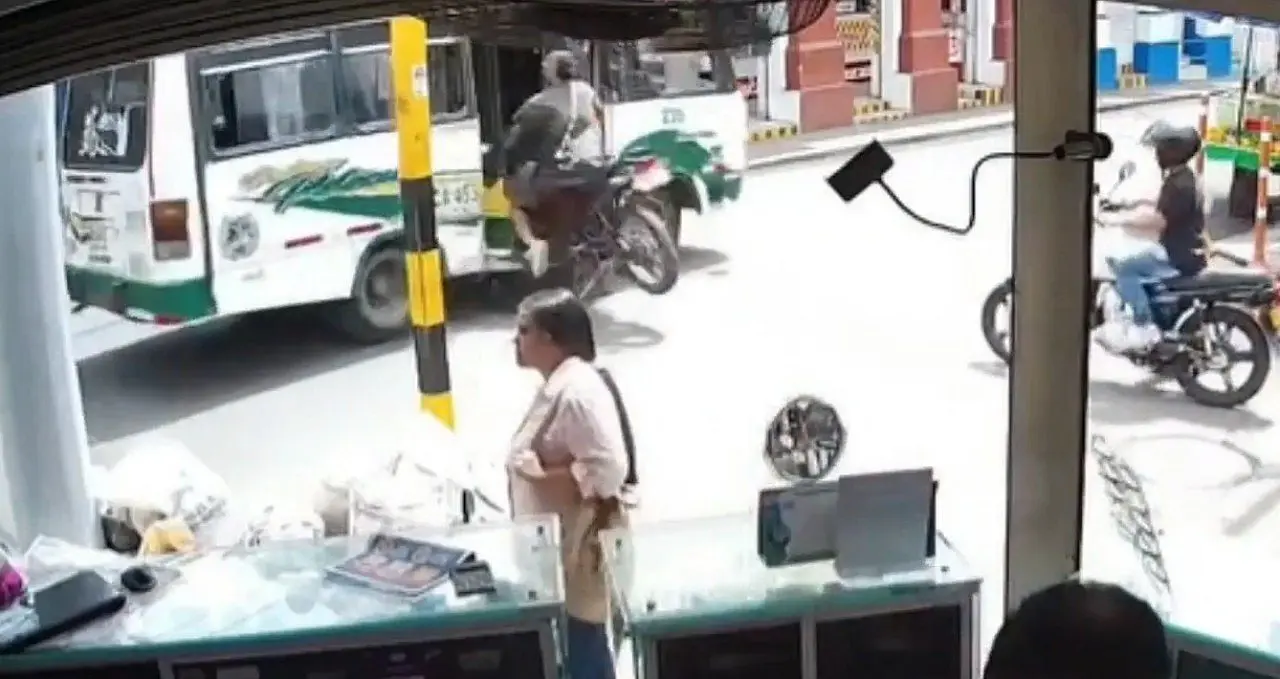 motociclista bateu contra um ônibus - X