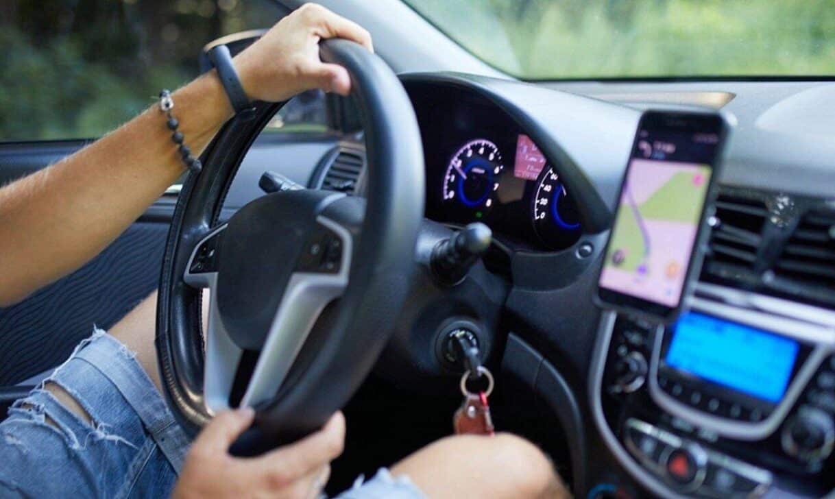 Motorista, carro - Bondar Illia/ Shutterstock.com