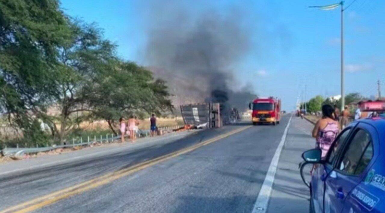 Motorista morre após caminhão tombar e pegar fogo na BR-222, em Irauçuba - Foto: Arquivo pessoal