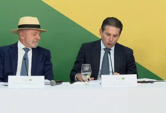 Presidentes Lula e Hugo Motta durante a cerimônia de sanção da lei - Foto: Reprodução