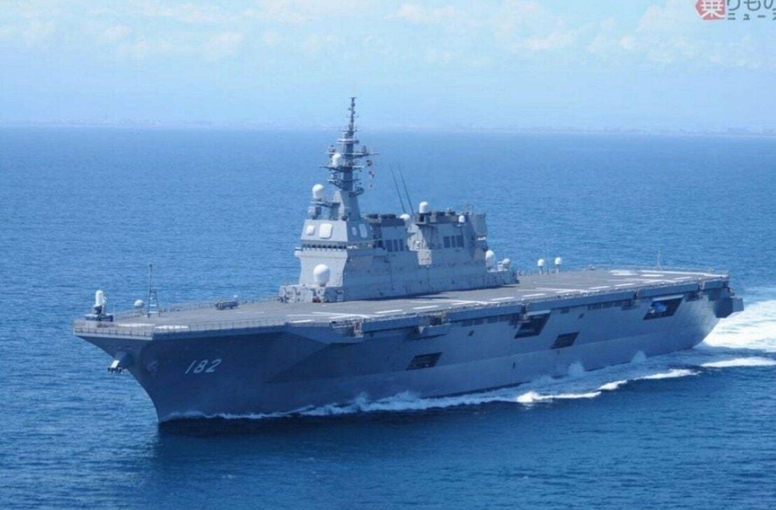 O contratorpedeiro de escolta "Ise". Possui um convés de voo de comprimento total, semelhante ao de um porta-aviões. (Imagem: Força Marítima de Autodefesa do Japão