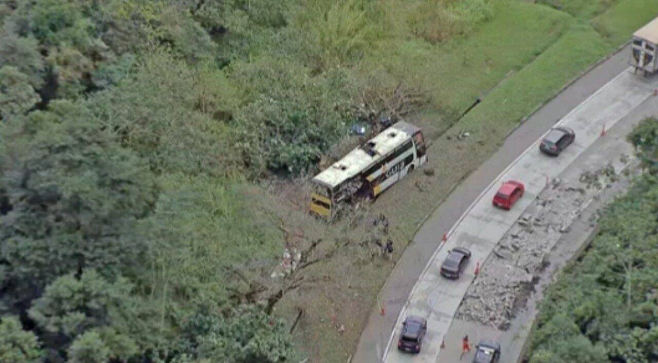 Ônibus foi destombado em acidente - Foto: Reprodução/TV Globo