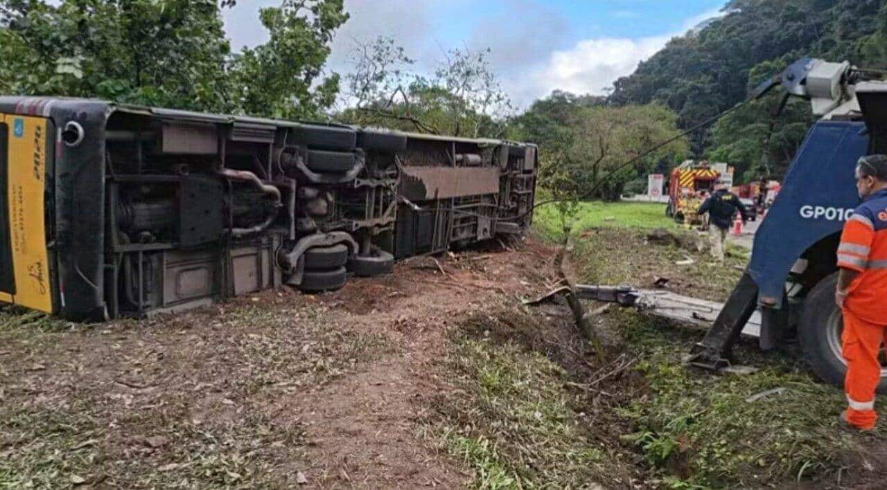 Ônibus tombado na serra de Petrópolis - Reprodução/Corpo de Bombeiros