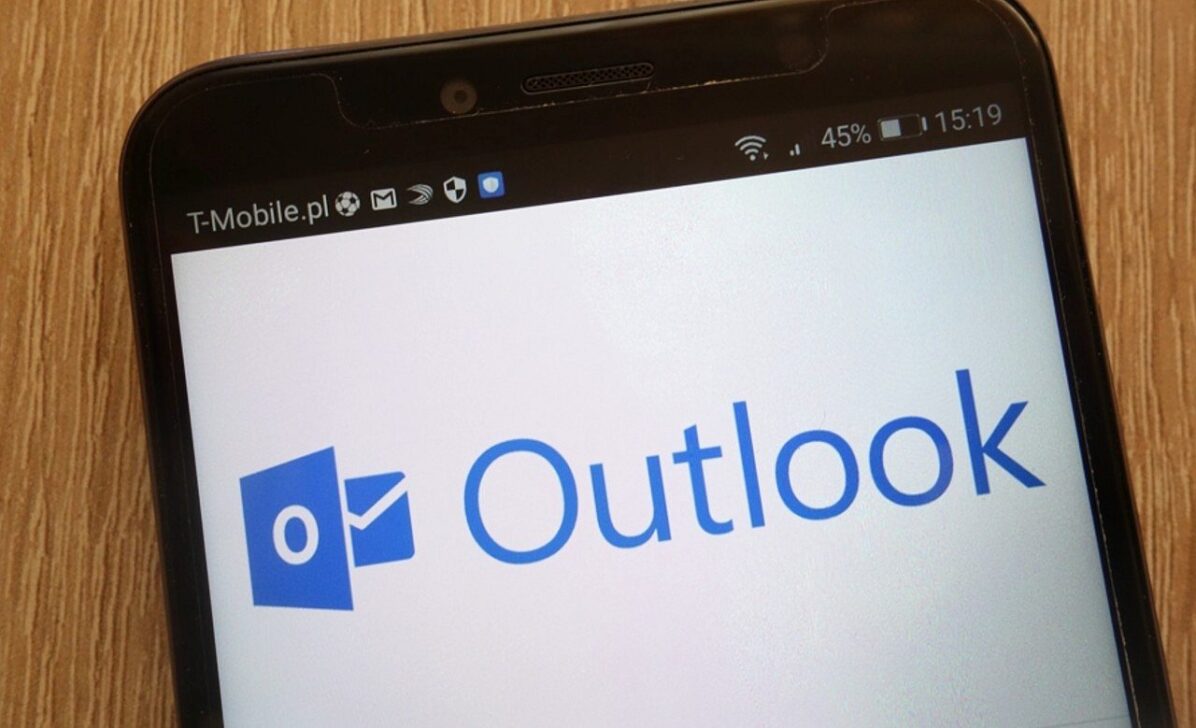 Outlook - Piotr Swat / Shutterstock.com