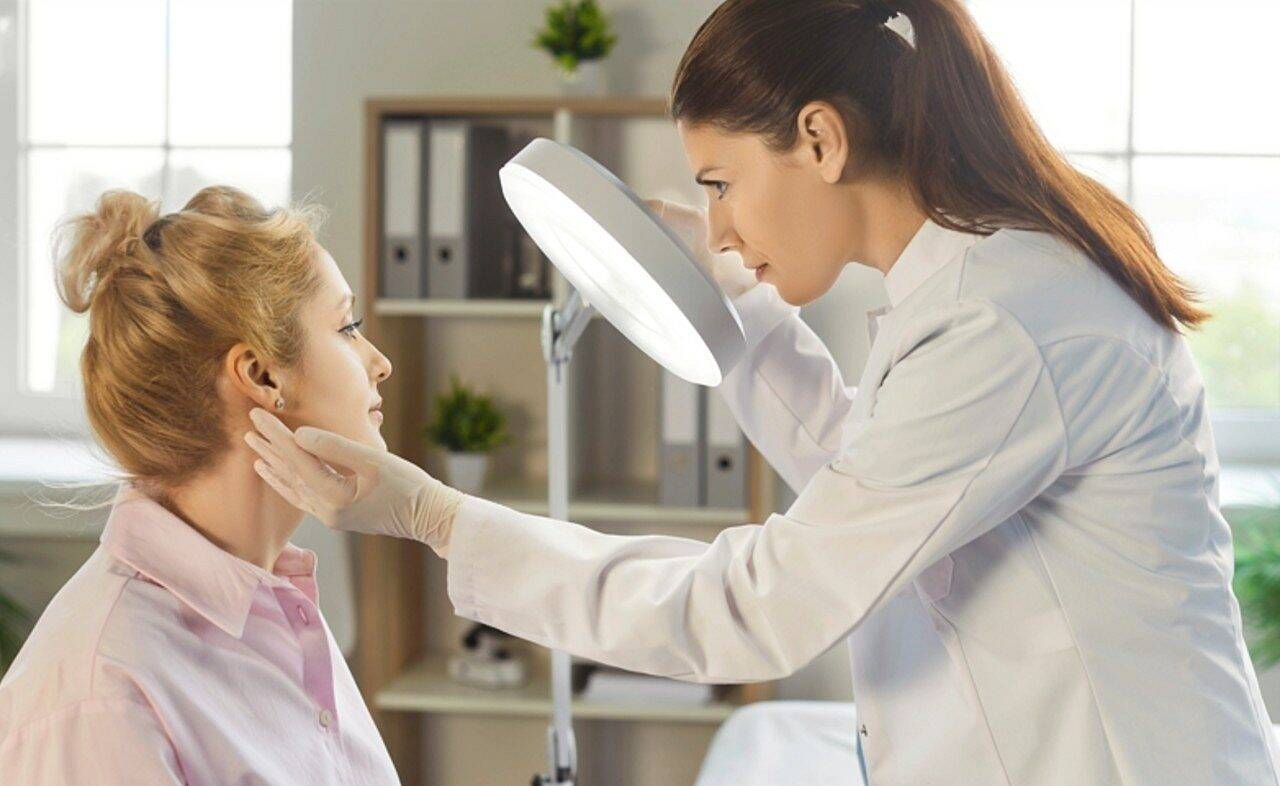 Paciente, médica dermatologista - Studio Romantic/Shutterstock.com