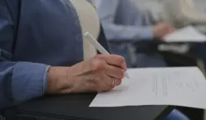 Câmara avança com projeto que garante adaptações razoáveis para idosos em concursos públicos e exames profissionais no Brasil