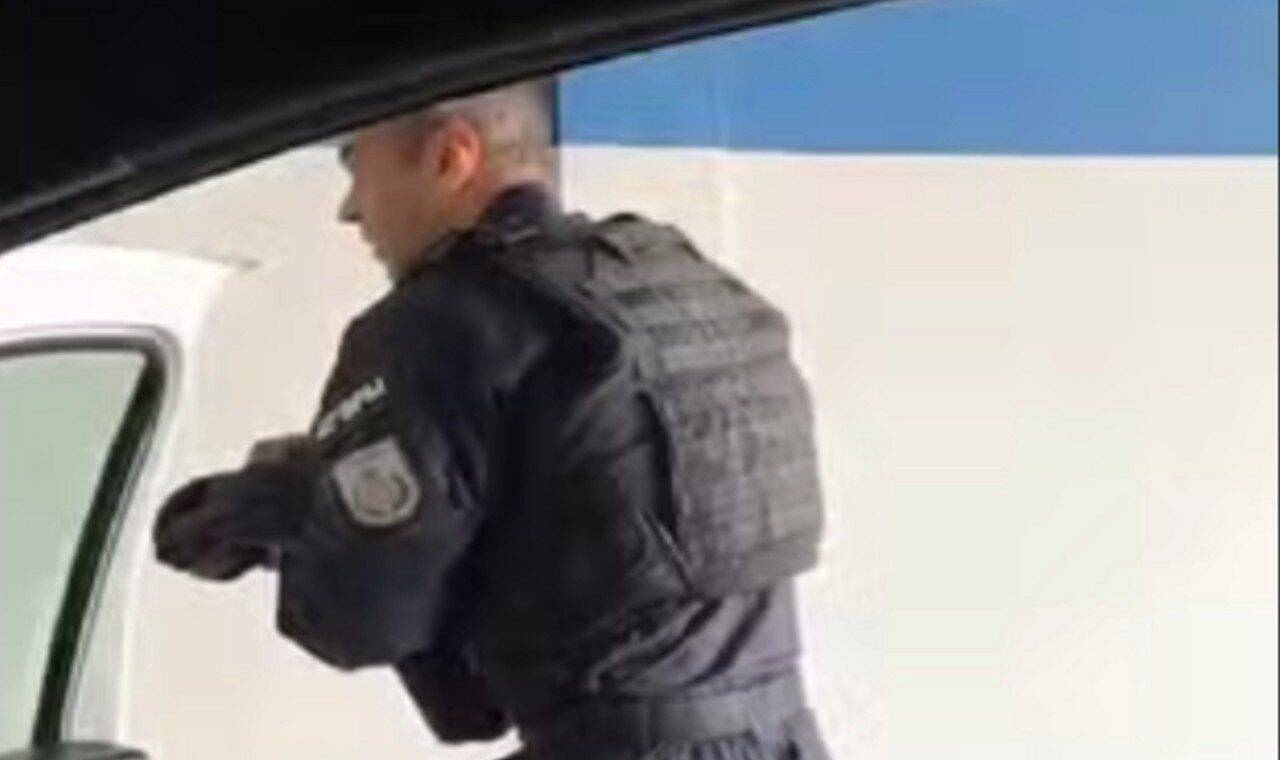 Policial militar levou bebê para unidade de saúde em Araruama - Foto: Polícia Militar