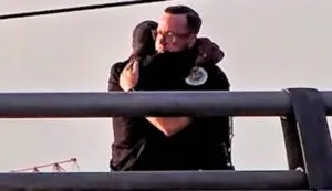 Oficial de Nashville impede suicídio em ponte com diálogo empático e frase poderosa