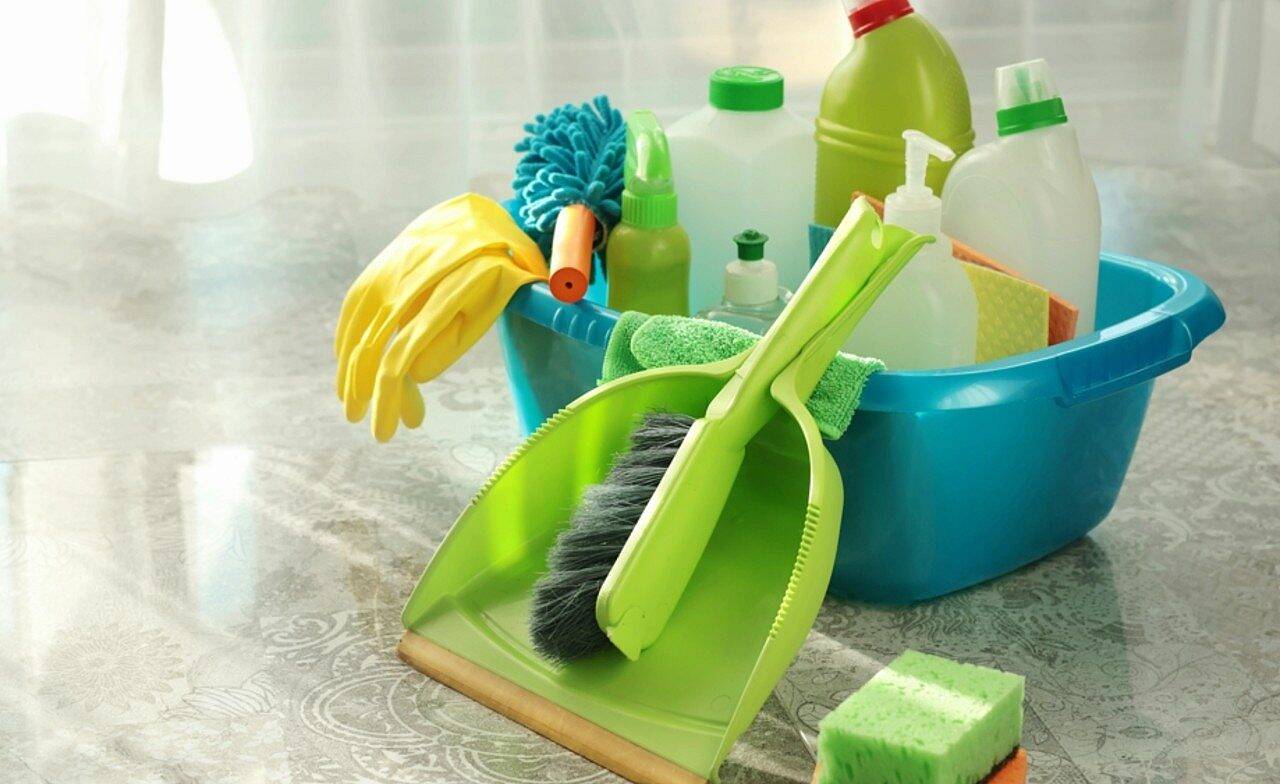 Produtos de limpeza - CartoonFotoVid/ Shutterstock.com