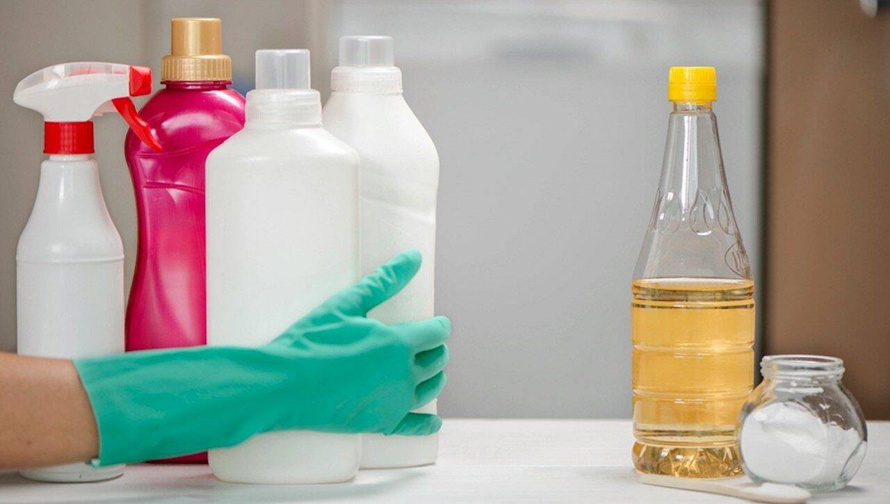 Produtos de limpeza, vinagre, bicarbonato de sódio - ozgurkeser/ Istockphoto.com
