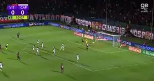 Renê Sousa marca gol de rebote em Vitória x Athletico na Copa do Brasil