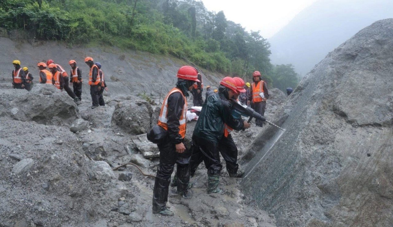 Resgate aos desaparecidos da tragédia em Nepal - X/PM_nepal_