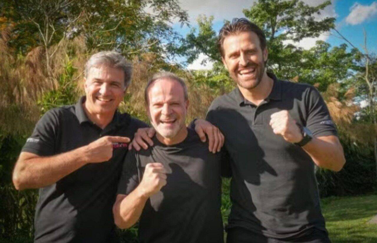 Rubens Barrichello ao lado de Christian Fittipaldi e Átila Abreu, donos da Scuderia Bandeiras na Stock Car — Foto: Divulgação