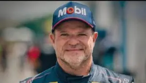 Barrichello guia Ferrari F2002 em Monza em homenagem a Schumacher
