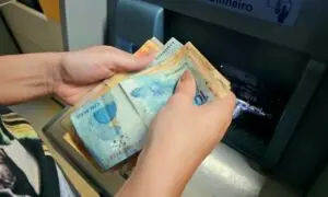 13º: Descubra os custos e benefícios da antecipação do décimo terceiro salário antes de contratar