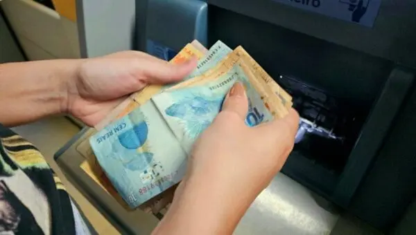Saque dinheiro, real - Junior Pereira/ Istockphoto.com