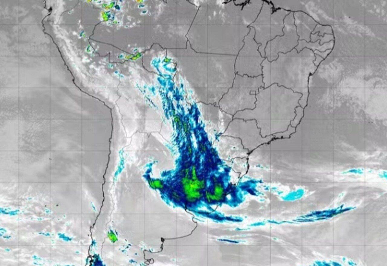 satélite mostra uma extensa área de nuvens sobre o Sul do Brasil e países vizinhos - Foto: Reprodução/INPE/CPTEC/NOAA
