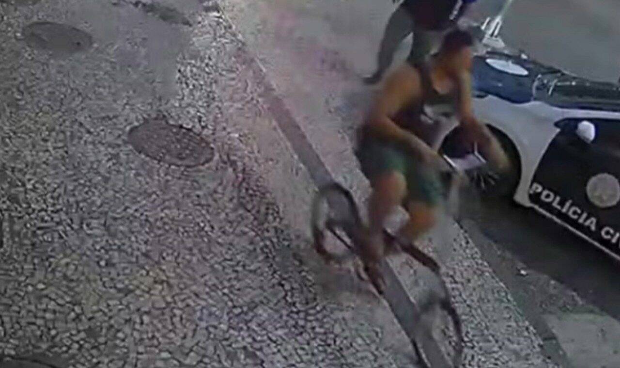 Segurança preso pelo espancamento de Cláudio Rafael chegou à DP para depor pedalando bicicleta da vítima — Foto: Reprodução