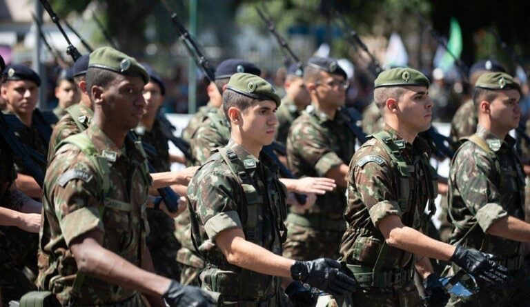 Soldados, militares - Celso Pupo/ Shutterstock.com