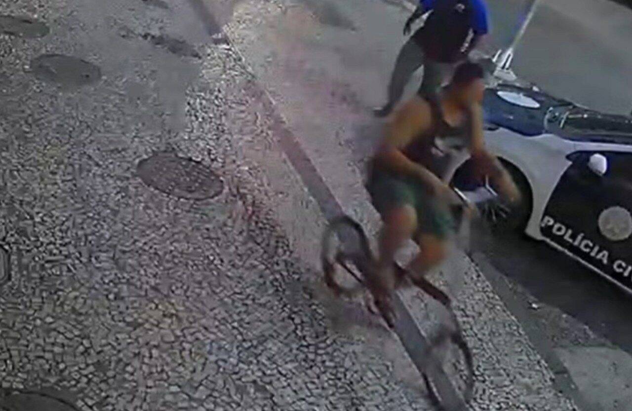 Suspeito de matar Cláudio Rafael chega à delegacia com bicicleta da vítima antes de confessar crime - Reprodução