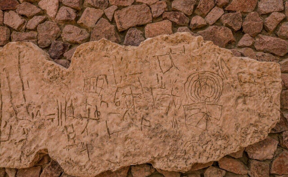 Tabuletas cuneiformes - Dave Primov / Shutterstock.com